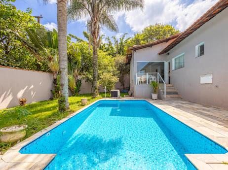 Casa com Piscina, Churrasqueira e Quartos amplos