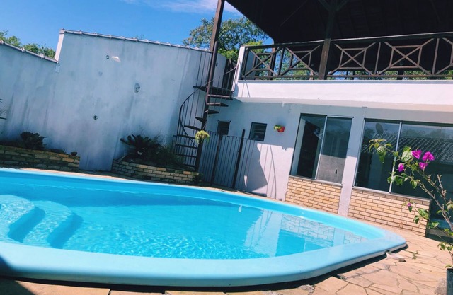 Casa com Piscina e Amplo Espaço com Churrasqueira