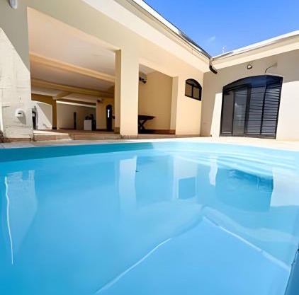 Casa com piscina, área gourmet e espaço p/festas