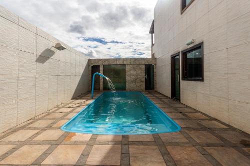 Casa com piscina,churrasqueira e otima localizacao