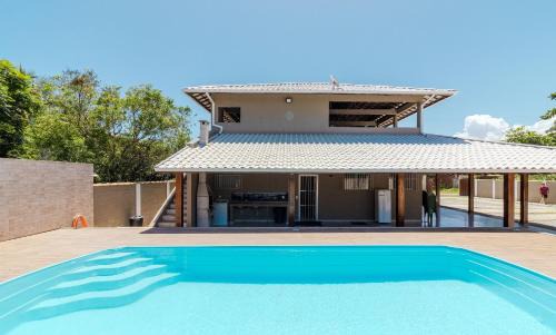 Casa com piscina e churrasqueira na Praia Seca