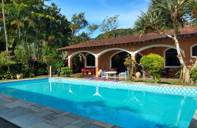 Casa com piscina em condomínio fechado no Guarujá