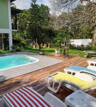 Casa com piscina, espaço gourmet e salão de jogos.