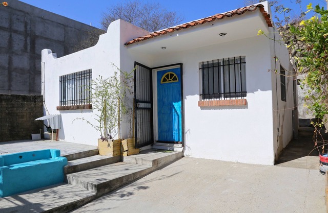 ¡Casa Completa a 5 minutos de la playa en Crucecita con amplio Jardin!