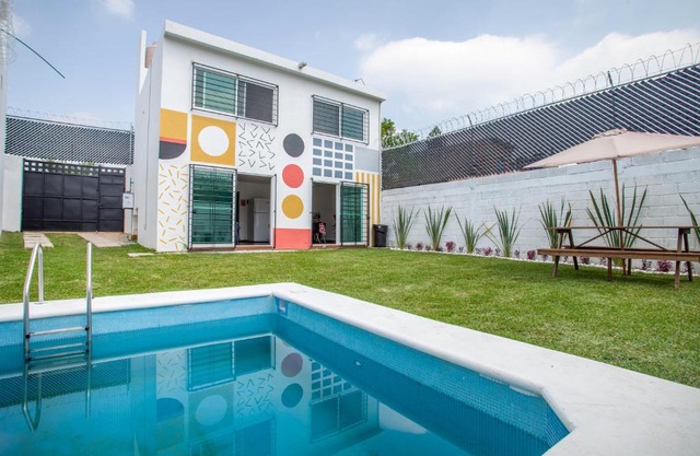 Casa con alberca privada y jardin