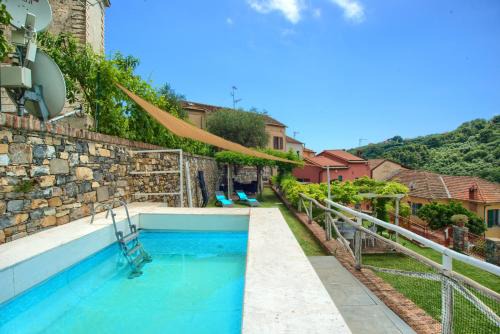 casa con mini piscina, giardino e area giochi per bambini
