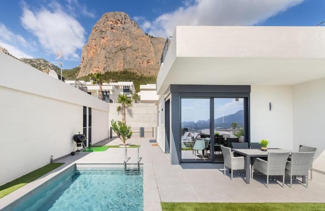 Casa con piscina climatizada y vistas al mar