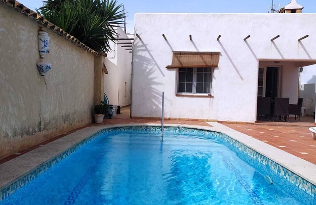 Casa con piscina privada,a 300 m de la playa y el puerto .Zona tranquila .