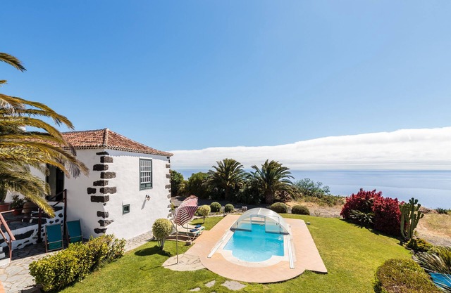Casa con Piscina Privada y Jardines Bien Ubicada en La Palma