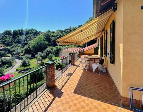 Casa con terrazza nel verde