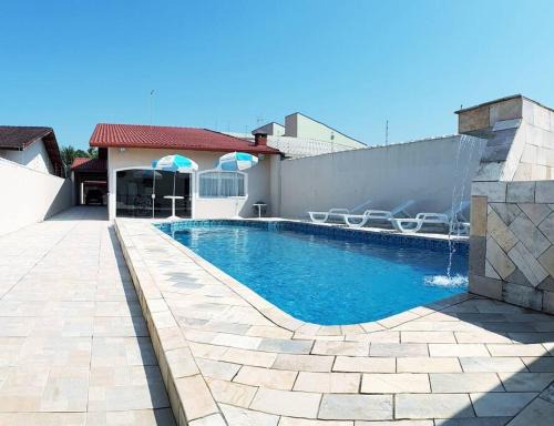 Casa confortável com 4 suítes para até 20 pessoas.