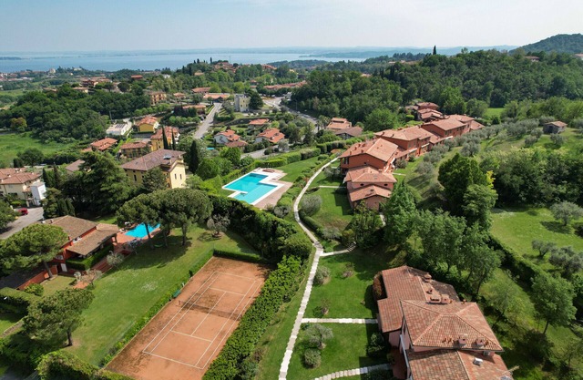 Casa Cri Cri with lake view and pool