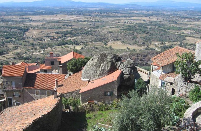 Casa da Gruta (Cave House)