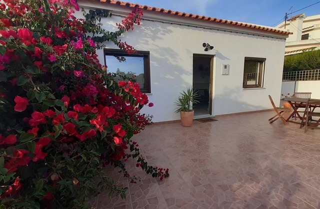 Casa da Horta - quiet area 7 minutes walk from the beach!