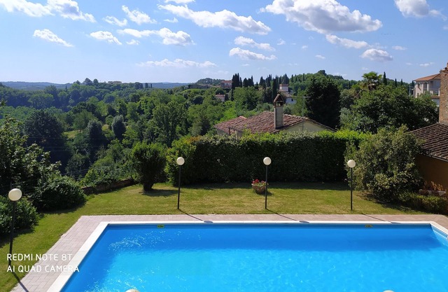 CASA DANTE Independent farmhouse, private garden fenced, swimming pool for exclusive use.