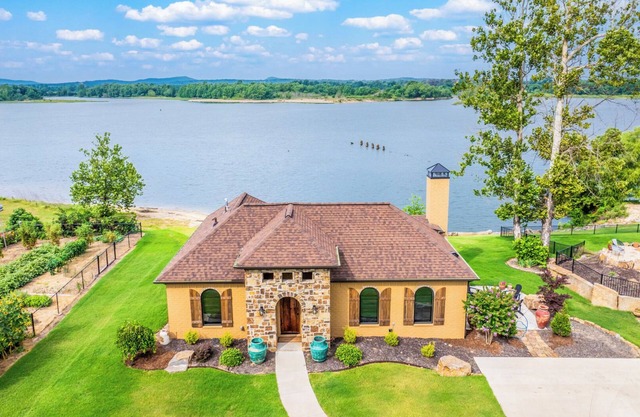 Casa de Coco- Spanish villa w/hot tub on the Arkansas River