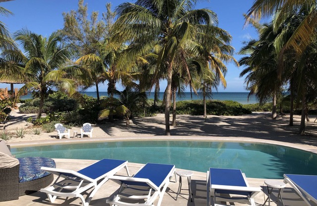 Casa De Cocos: Ein privates Haus am Strand mit Klimaanlage und Wifi
