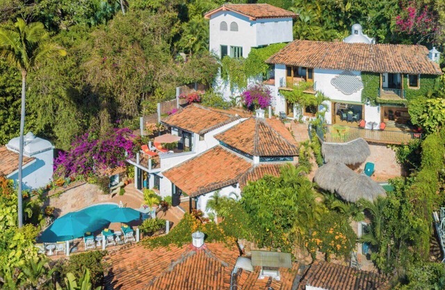 Casa de la Hoja: Private and Quiet 3 BR/4BA Home in Exclusive Conchas Chinas