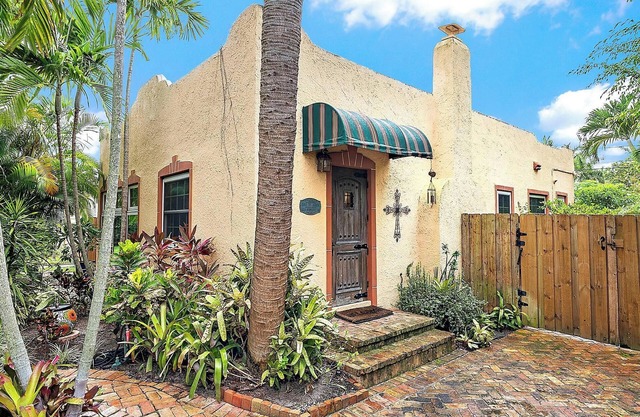 Casa De Marita - Backyard Bliss with Pool in Historic Sunshine Park