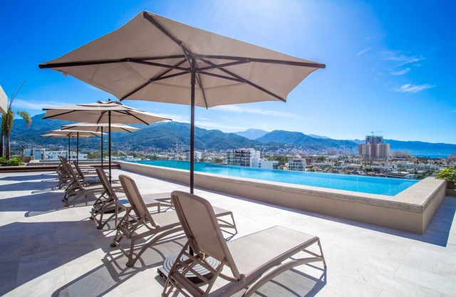 Casa de Palm Springs | Luxe 2BR in Versalles