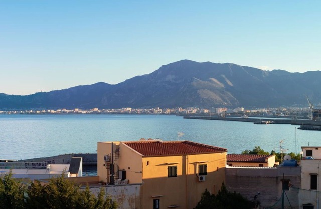 Casa de Paoli - Very bright sea view apartment with private parking.