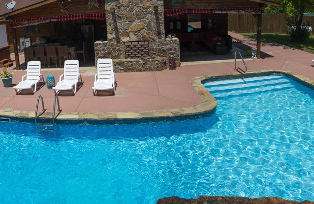 CASA DE BEERS, Wunderschöner Pool im Blockhaus-Resort-Stil, nur wenige Schritte vom Lake Norfolk entfernt