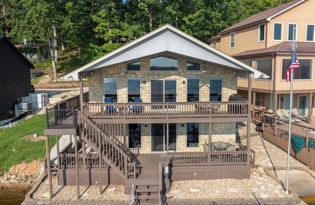 Haus mit 3 Betten / 3 Bädern, Dock, Innenbar und viel Platz für Ihre Freunde / Familie!