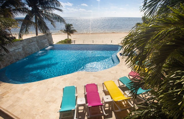 Casa Del Sol: Beachfront Villa, Infinity Pool, 7 bedrooms, Made for Big Groups