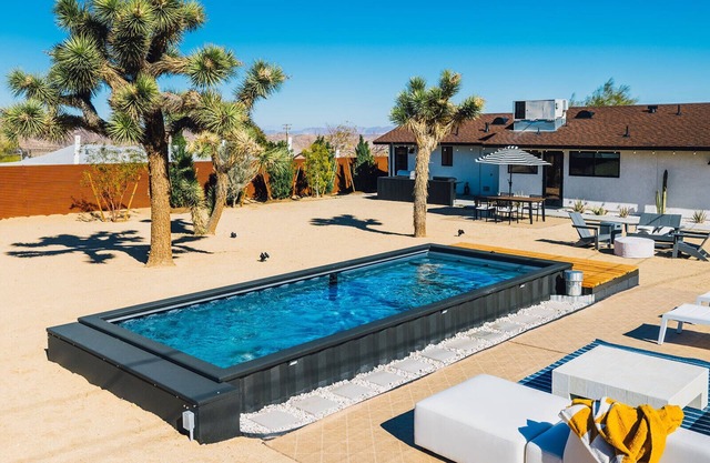 Casa Demesne + Container Pool + 10 Min to Joshua Tree National Park + Fire pit