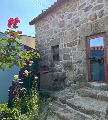 Casa do Arte - Peaceful Retreat with a Pool near Guimarães
