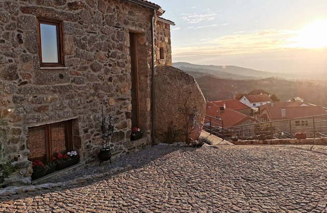 Casa do Penedo/ Retiro no Castelo e Centro da Aldeia