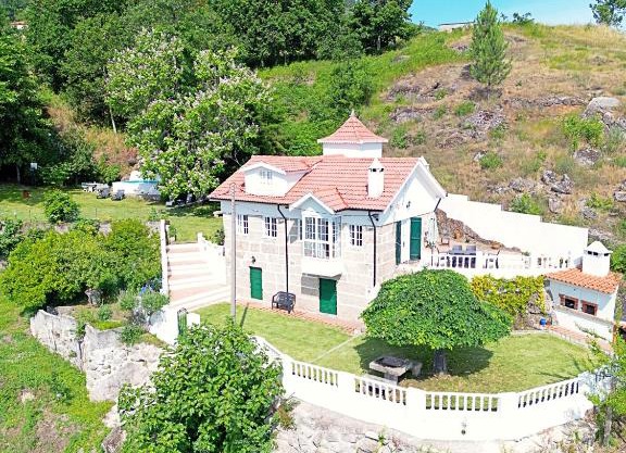 Casa dos Plátanos near the center of Amarante, Golf Course and Water Park.