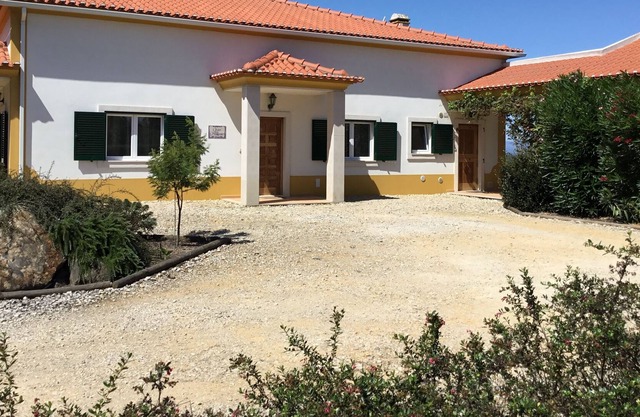 Villa in Obstgarten, Privatpool, tolle Aussicht auf Obidos’ Landschaft & Küste, Strand 15 min.