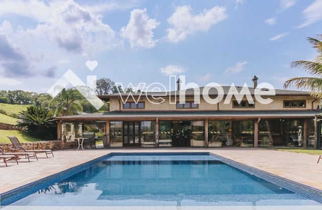 Casa em Condomínio com Piscina em Amparo