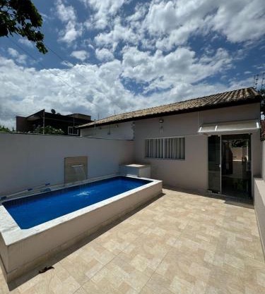 Casa em Itanhaém com Piscina e Ar condicionado à 900 Metros da Praia