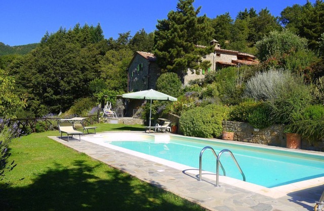Klassische toskanische Villa -Privater Pool mit Blick auf die goldenen toskanisc
