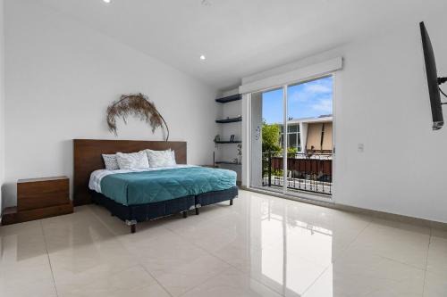Casa Encanto - 3Bdr, 2.5bath w/Jacuzzi and Parking