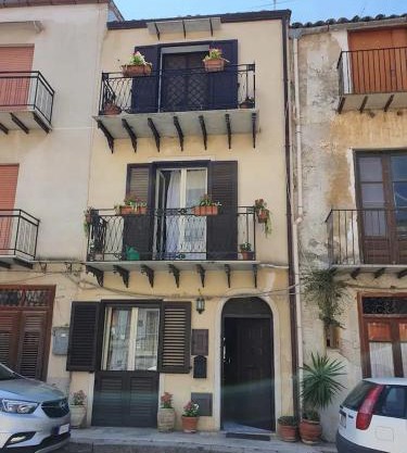 casa Ennio by Villa Paola Ciminna