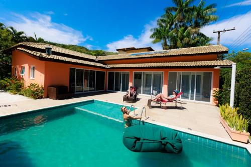 Casa Ensolarada entre montanhas e rio na Praia do Paúba