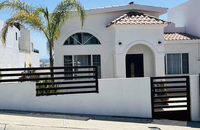CASA ENTREMAR ... Y VINO (Gastronomie, vino, cerveza artesanal und surfen a la puerta)