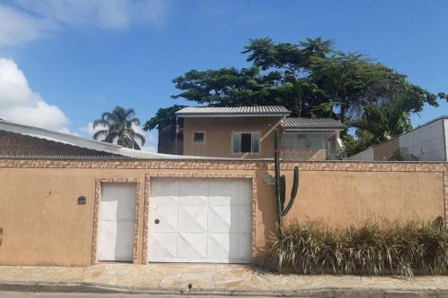 Casa espaçosa com piscina e garagem - Caraguatatuba