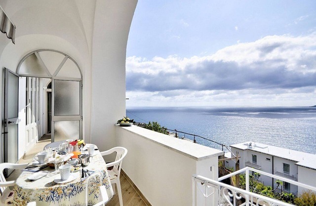 Schmetterlingshaus: Eine helle Wohnung, die Teil einer Villa ist, die der Sonne und dem Meer zugewandt ist.