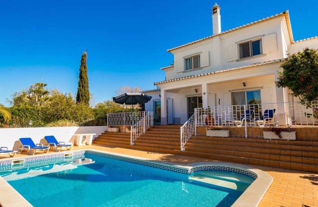 3-Bett-Villa mit beheiztem Pool, ideal für Familien, 5 Minuten Fahrt vom Strand entfernt