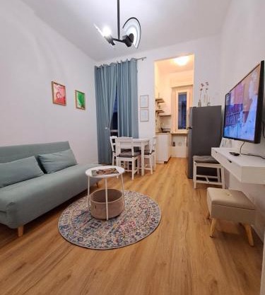 'Casa Five' next to Metro