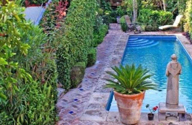 Casa Flores Bed & Breakfast