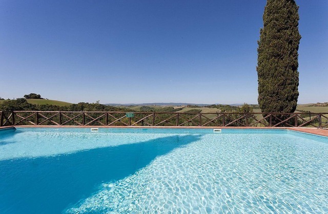 Casa Giobatta A: Eine elegante und einladende Wohnung, die Teil eines alten Bauernhauses in einer von Grün umgebenen Ebene ist.