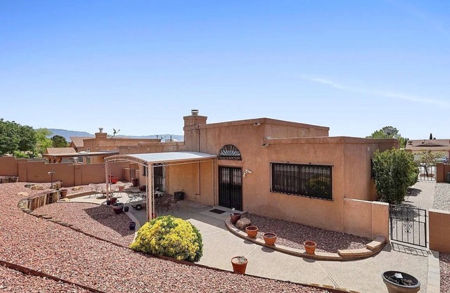 Casa Herradura: Desert Charm Near Petroglyph Trails, in Albuquerque's Westside.