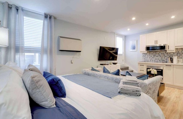 Casa Hotel Stylish Suite with Patio in Leslieville!