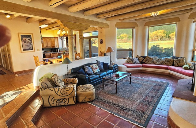 Casa Illuminada - panoramic views, clubhouse with indoor pool, tennis court