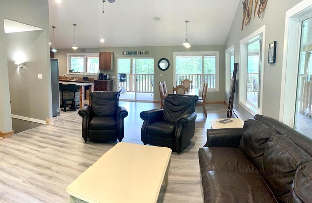 Casa in the Woods w/ HOT TUB! - Shuswap Vacations and Sledding Accommodation